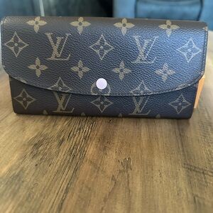 LOUIS VUITTON
2018 LV Monogram Emilie Wallet